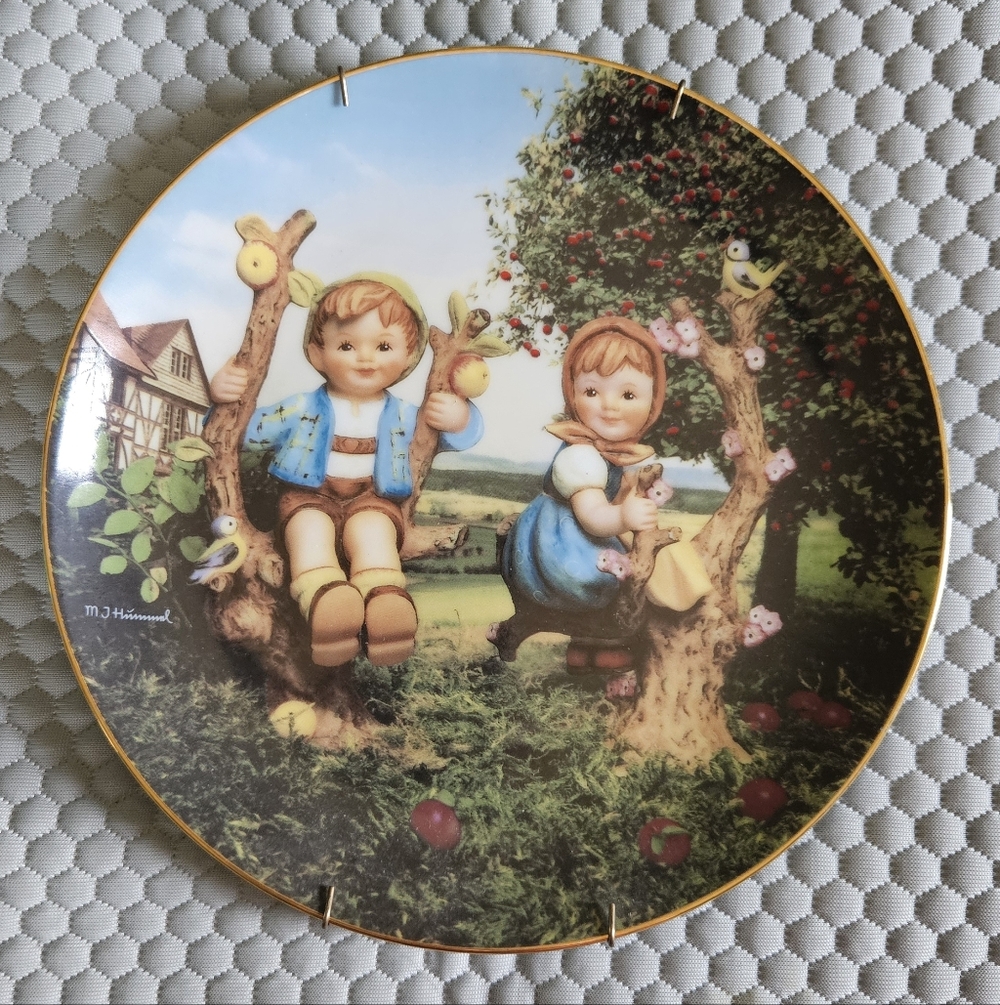 Apple Tree Boy and Girl MJ Hummel Collectors Plate